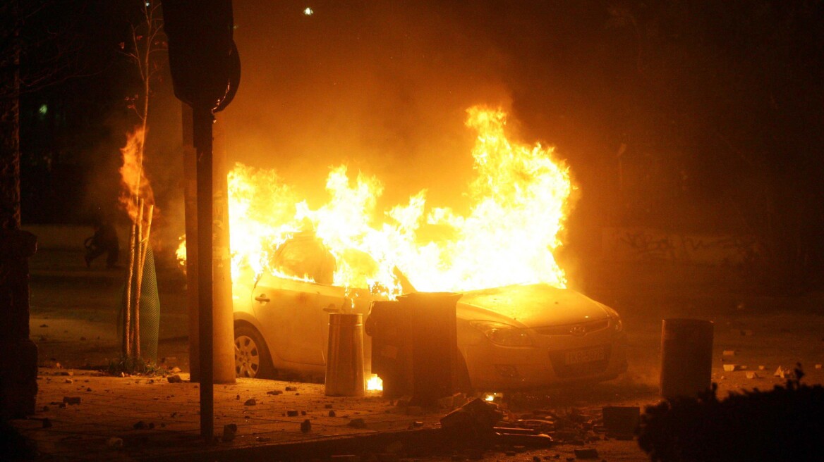 Μπαράζ εμπρησμών σε αυτοκίνητα και μηχανές στην Καλλιθέα