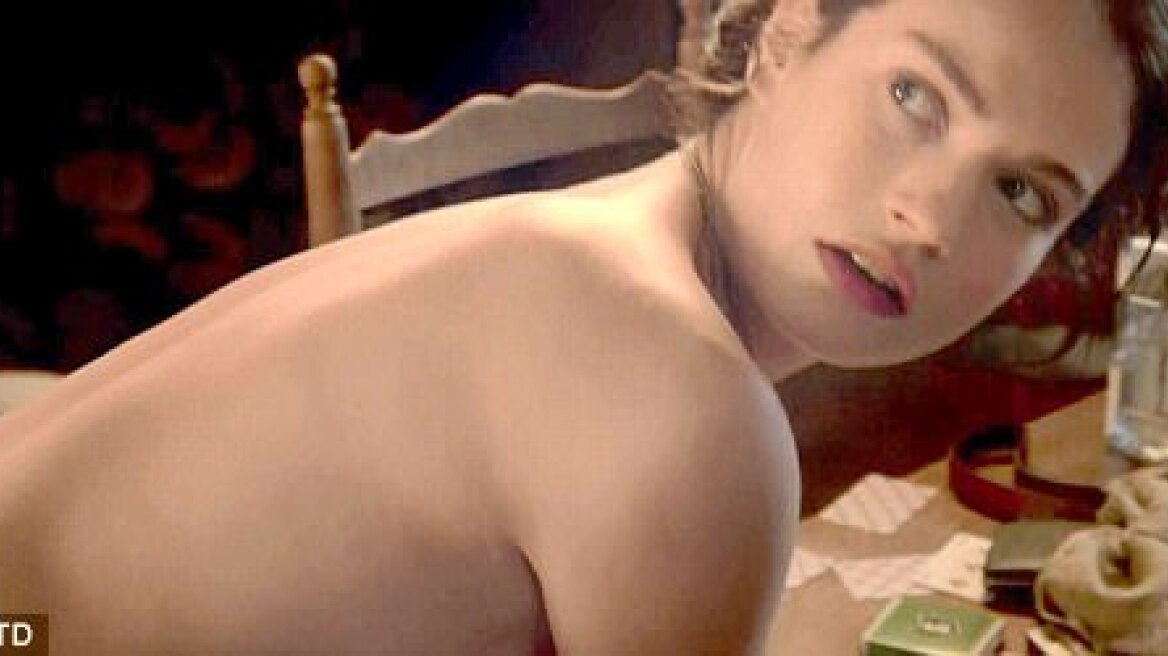 Lily James: Μετά το «Downton Abbey» εμφανίζεται ολόγυμνη σε ερωτική σκηνή 