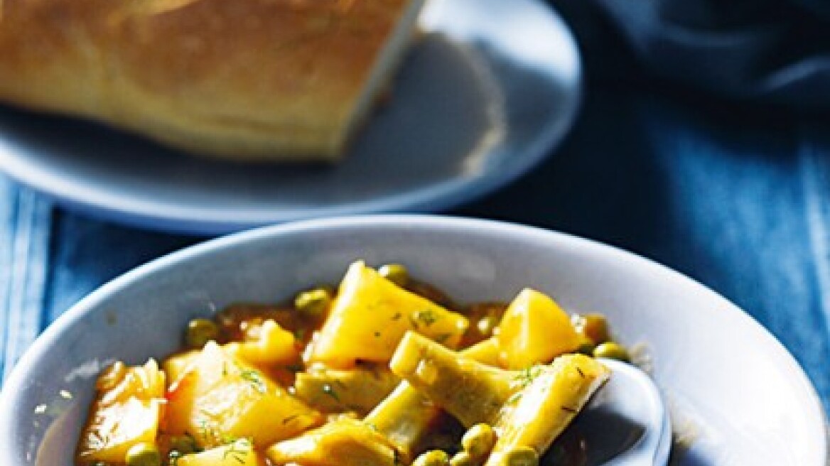 Αγκινάρες με πατάτες, αρακά και ντομάτα