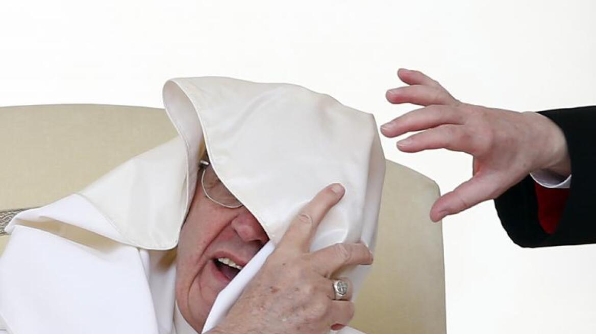 Pope Francis “battles” the wind (photos)