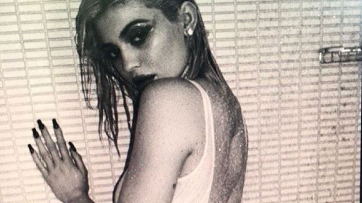 Η Kyllie Jenner φωτογραφίζεται βρεγμένη στο μπάνιο