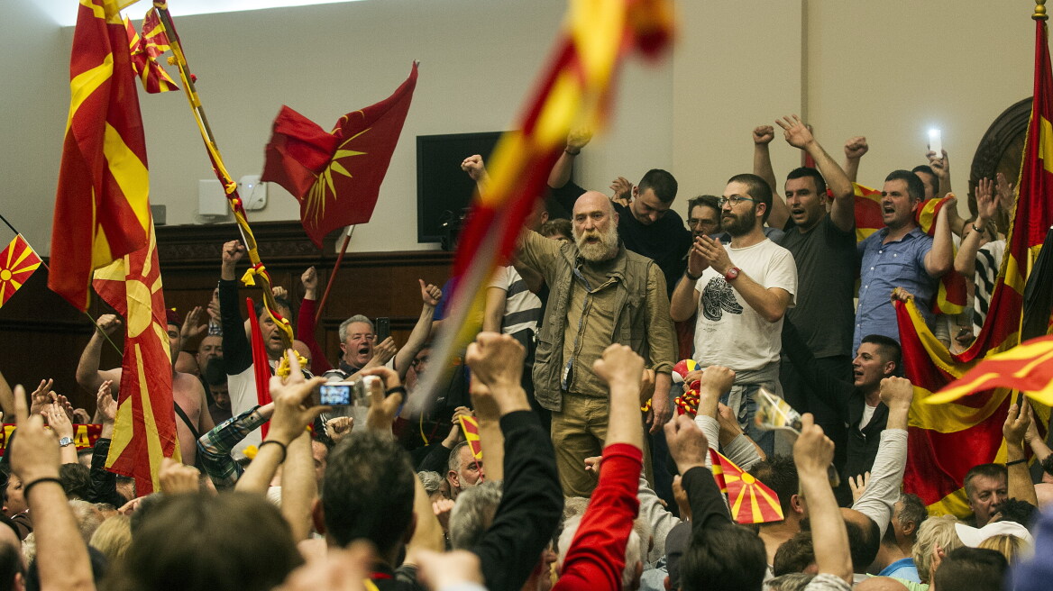 Σκόπια: Περιμένουν τον αναπληρωτή βοηθό υπουργό Εξωτερικών των ΗΠΑ μήπως λυθεί η κρίση