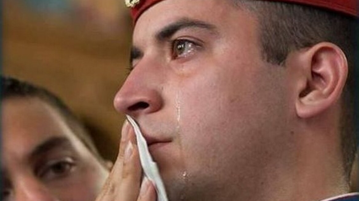 Φωτογραφία: Τα δάκρυα του εύζωνα που συγκίνησαν τους ομογενείς της Αυστραλίας