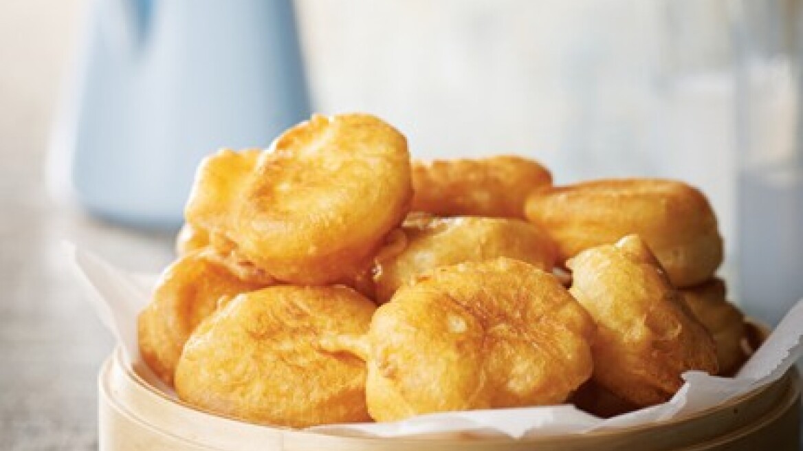 Λουκουμαδάκια με κοπανιστή Μυκόνου