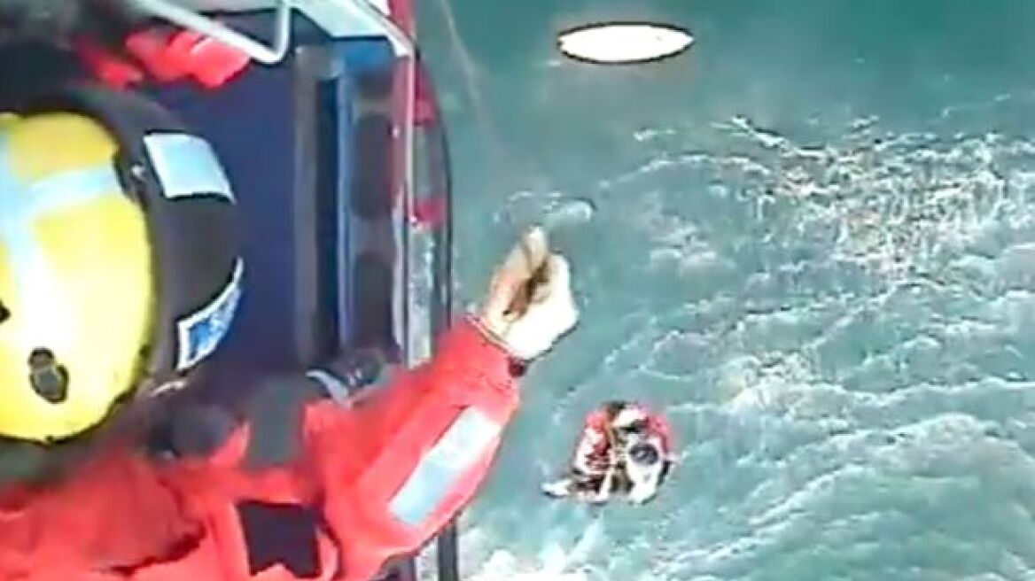 Βίντεο: Η διάσωση του σέρφερ που σώθηκε μετά από 32 ώρες στη θάλασσα! 
