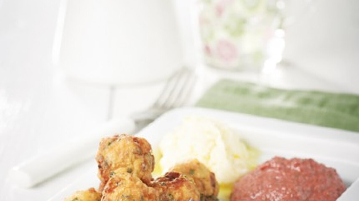 Ψαροκεφτέδες με δύο μους και παντζαρόχορτα