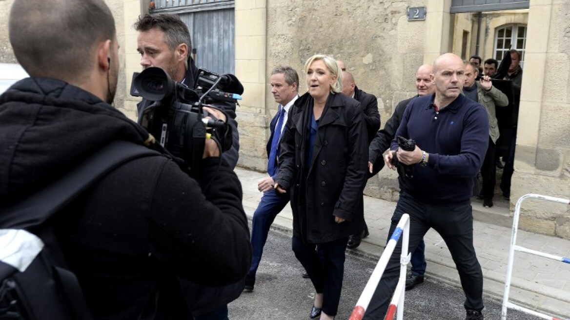 Νέες αποδοκιμασίες για τη Λεπέν κατά την επίσκεψή της σε καθεδρικό ναό της Ρενς