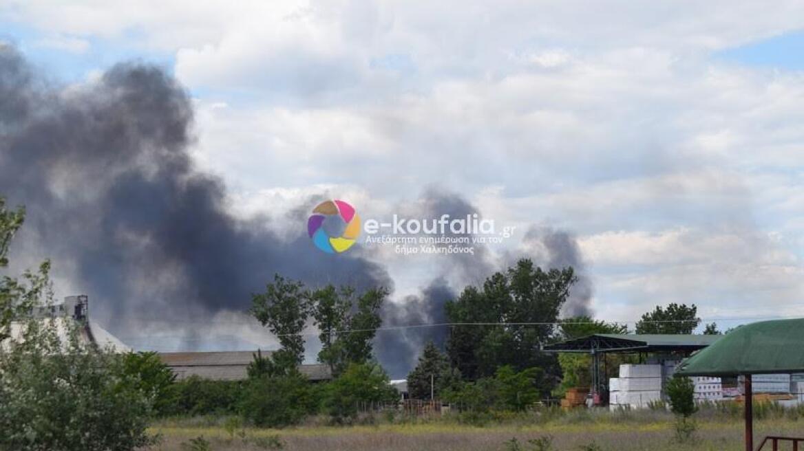 Θεσσαλονίκη: Πυρκαγιά σε προαύλιο εργοστασίου 