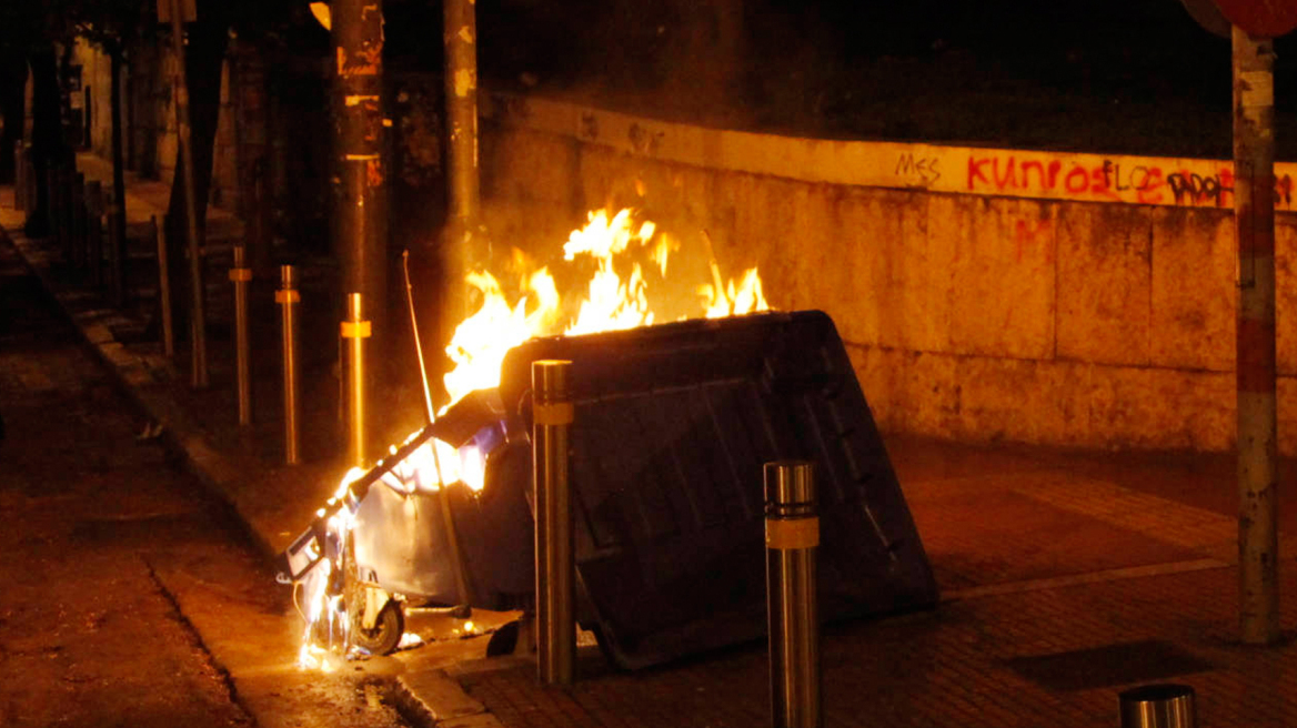 Έκαιγε κάδους επειδή έμεινε άνεργος ο «Νέρωνας» της Λάρισας!