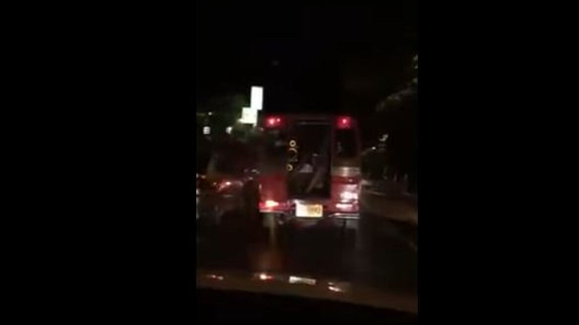 Βίντεο: Live sex show από ζευγάρι σε εν κινήσει tuk tuk στα νησιά Πουκέ