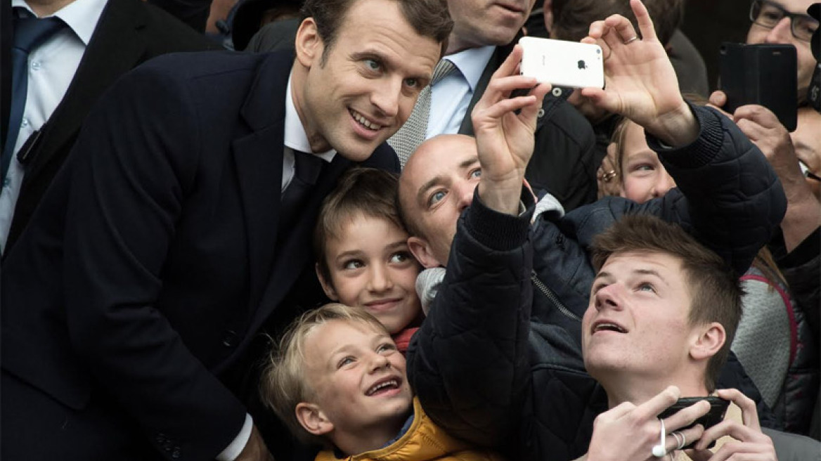 Το protothema.gr στο Παρίσι: «Γλυκά» νέα για σαρωτική νίκη και... μαντλέν στα γραφεία του Μακρόν