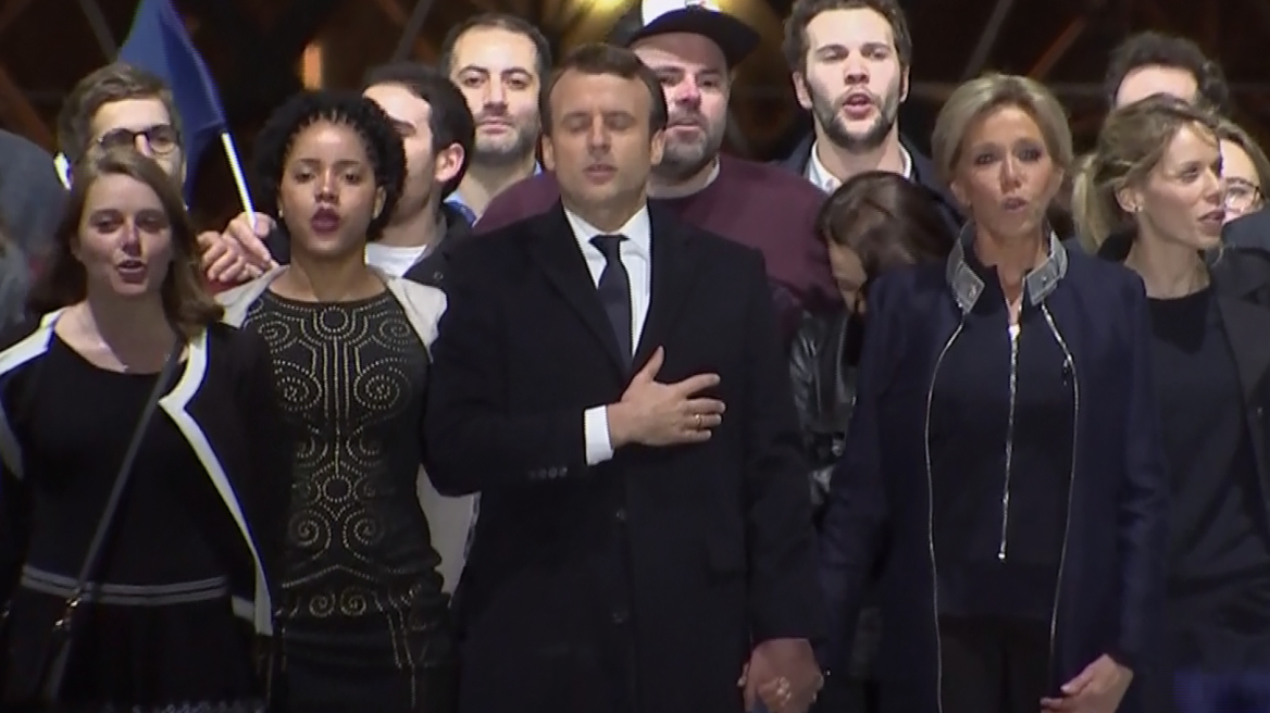 Γαλλικές εκλογές: Ποιος ήταν ο τύπος με το καπέλο πίσω από τον Μακρόν; 