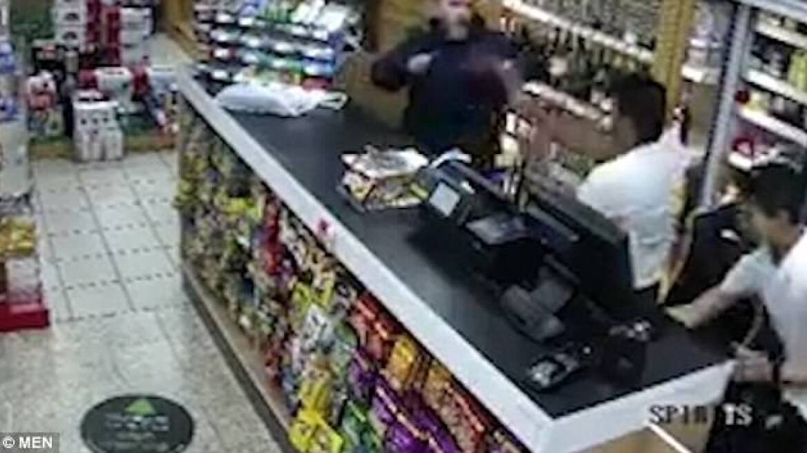 Μαχαίρι vs μπουκάλι βότκα 0-1: Έτσι έδιωξε καταστηματάρχης τον επίδοξο ληστή 