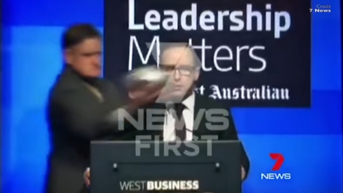 Κατακέφαλη.. τούρτα έφαγε on camera ο CEO της Qantas