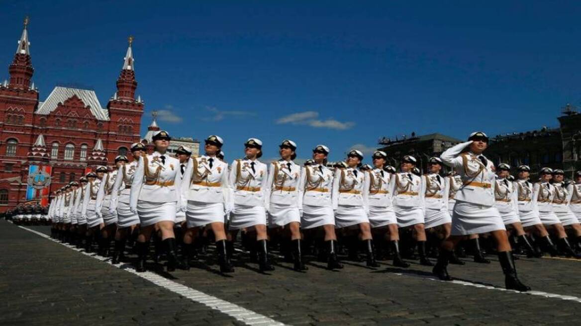 Beautiful Russian soldiers march in Victory Day parade (video)