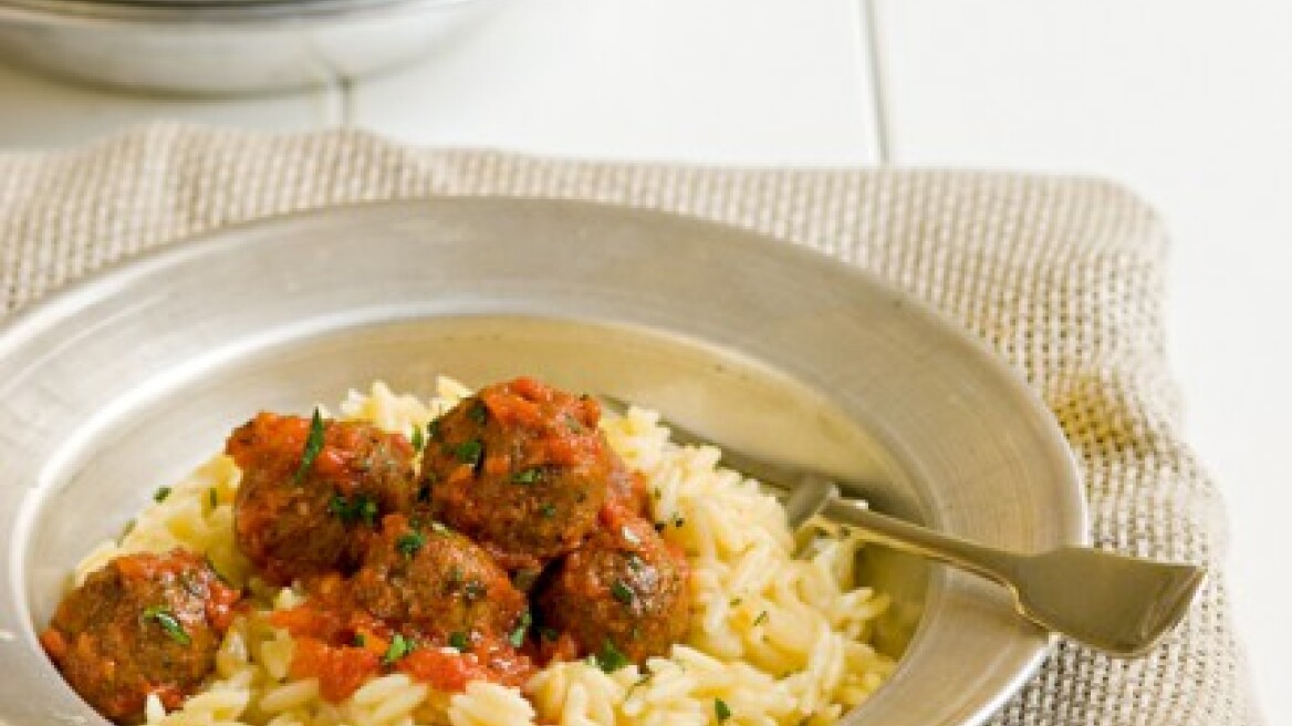 Μελιτζανοκεφτέδες με κριθαράκι και σάλτσα φρέσκιας ντομάτας