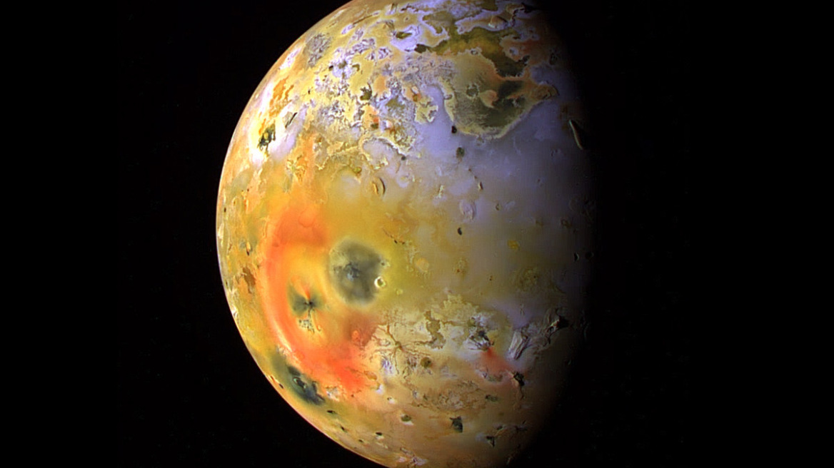 Waves surge in opposite directions around Io’s largest lava lake