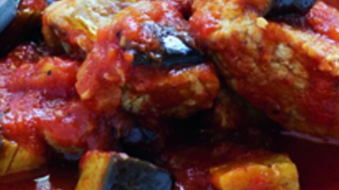 Μοσχαράκι με μελιτζάνες και φρέσκια ντομάτα