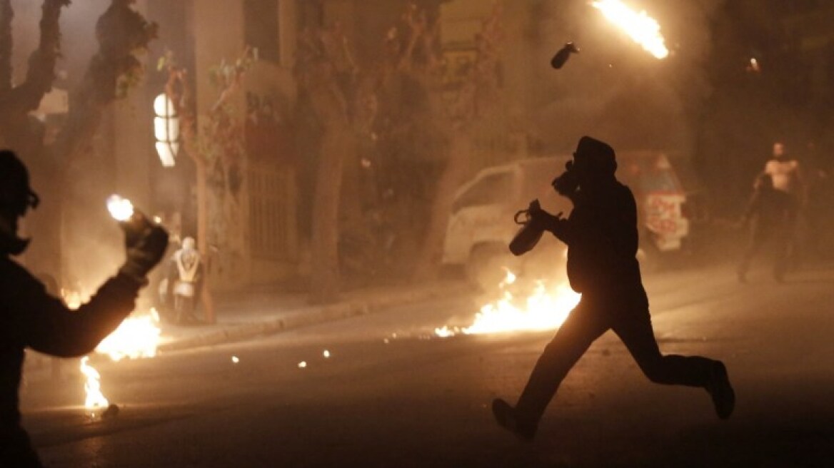 Μολότοφ και πάλι τα ξημερώματα στα Εξάρχεια 