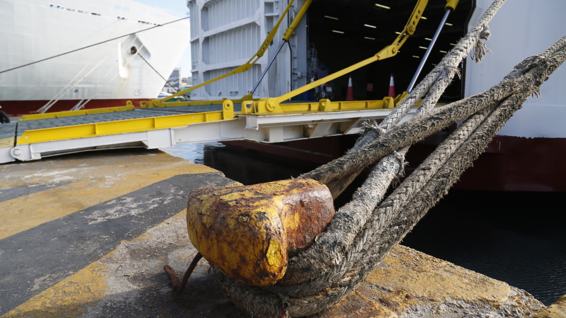 Δεμένα τα πλοία στα λιμάνια μέχρι την Παρασκευή: Συνεχίζει την απεργία η ΠΝΟ