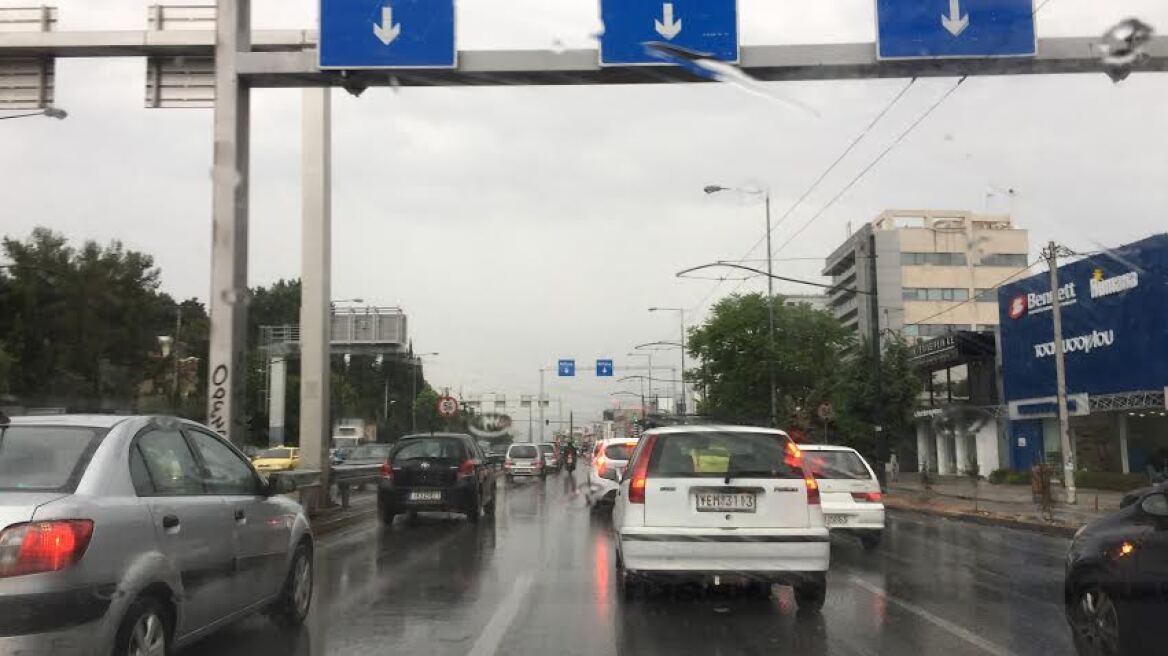 Χάος στους δρόμους της Αθήνας λόγω βροχής και απεργίας