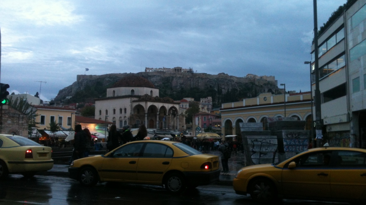 Παραμένει βροχερός ο καιρός - Βελτίωση από το μεσημέρι