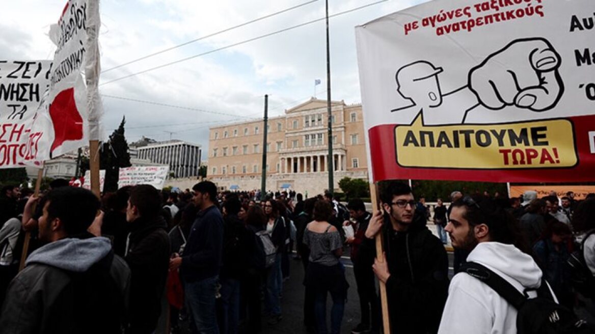 Large protests outside Greek parliement as MPs discuss 4th memorandum (photos)