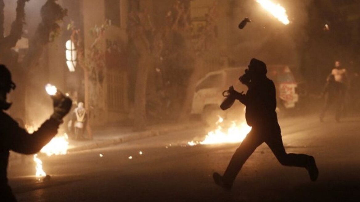 Βροχή από μολότοφ τα ξημερώματα στα Εξάρχεια