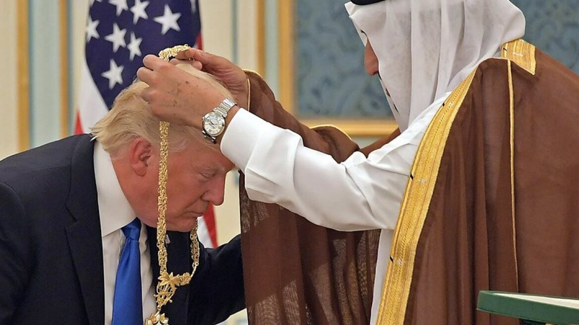 Trump's bow to King of Saudi Arabia sparks uproar (video)