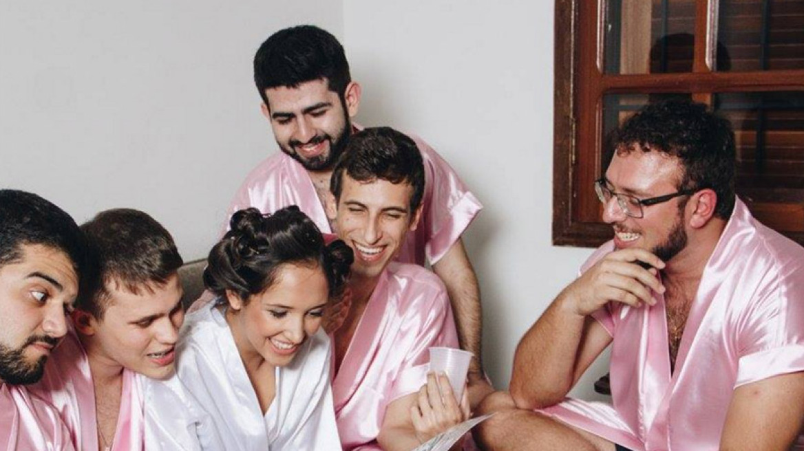 Νύφη δεν είχε φίλες και έκανε παράνυμφους τους κολλητούς της