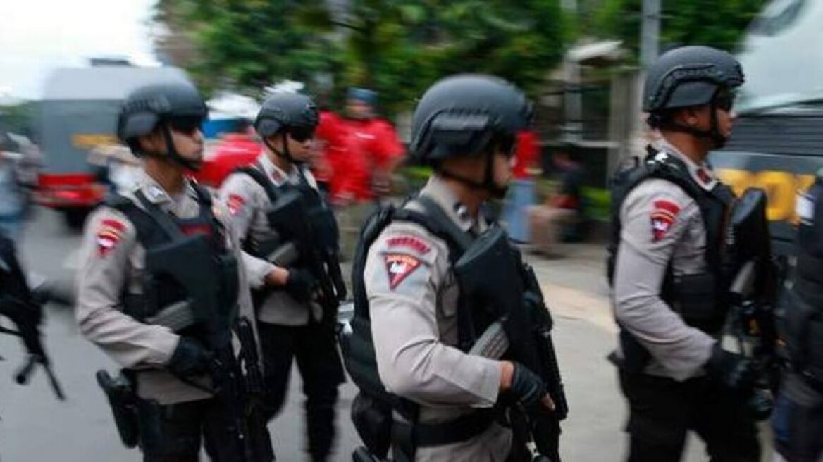 Indonesian police arrest 140 in raid on gay club
