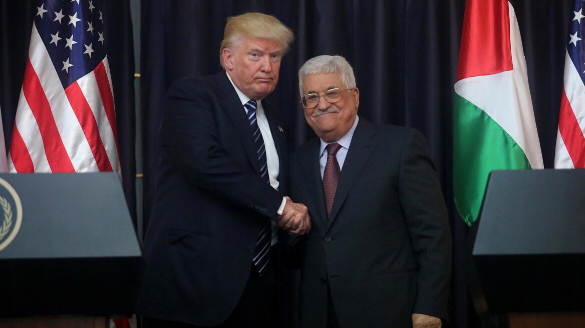 15 δευτερόλεπτα διήρκεσε η χειραψία Τραμπ-Αμπάς