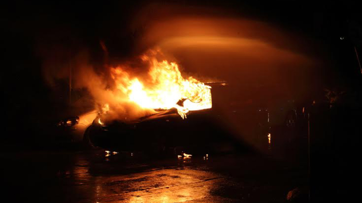 Θρίλερ σε Κερατσίνι-Βουλιαγμένη με δύο νεκρούς σε καμένα αυτοκίνητα