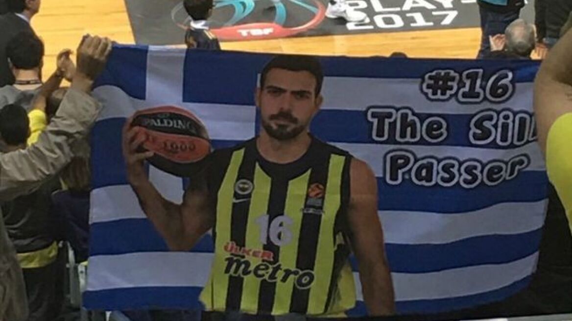 Ελληνική σημαία για Σλούκα στην “Ούλκερ Σπορτς Αρένα”! (pics & vid)