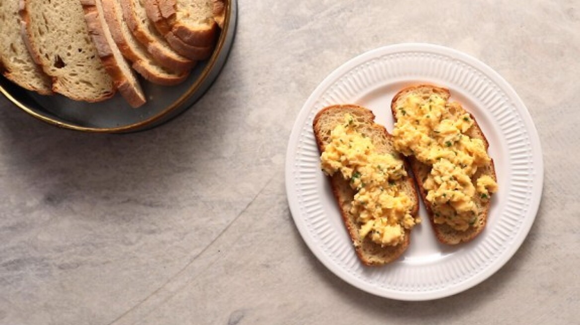 Scrambled eggs με σχοινόπρασο