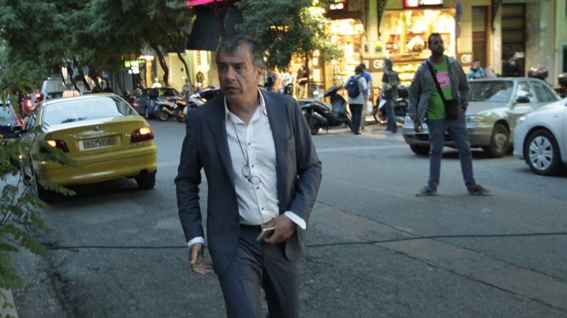 Θεοδωράκης: Κάποιοι μιλάνε για προδότες και κάποιοι ανόητοι αντιδρούν δυναμικά