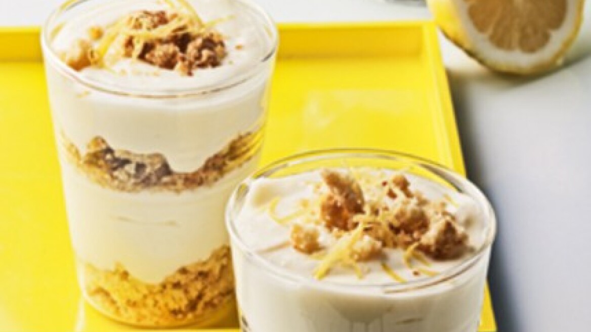 Δροσερό γιαουρτολέµονο µε crumble καρύδας και λεµονιού
