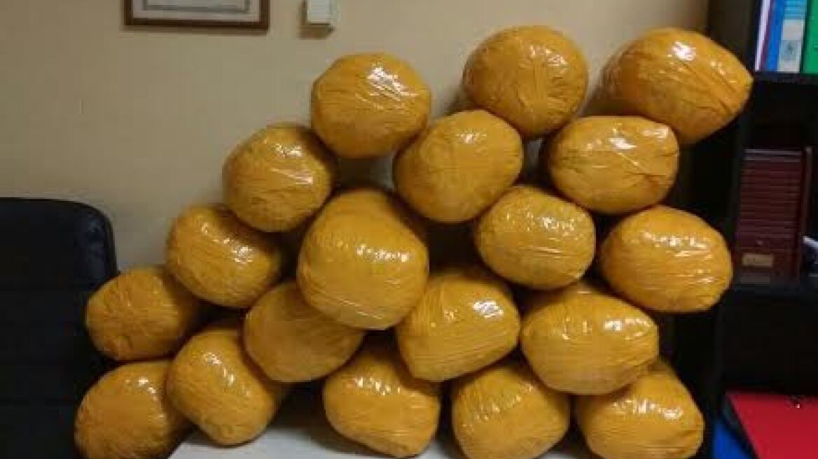 Κόνιτσα: Πέρασαν πεζή τα σύνορα με 21 κιλά χασίς