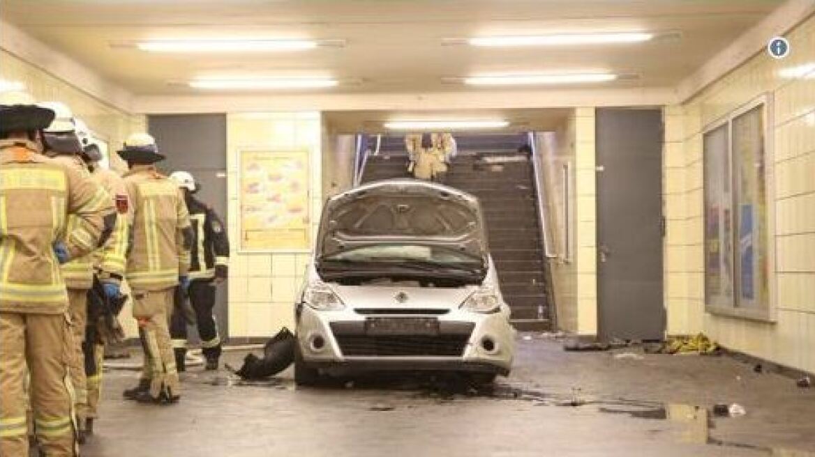 Αυτοκίνητο «εισέβαλε» στο μετρό του Βερολίνου - 6 τραυματίες