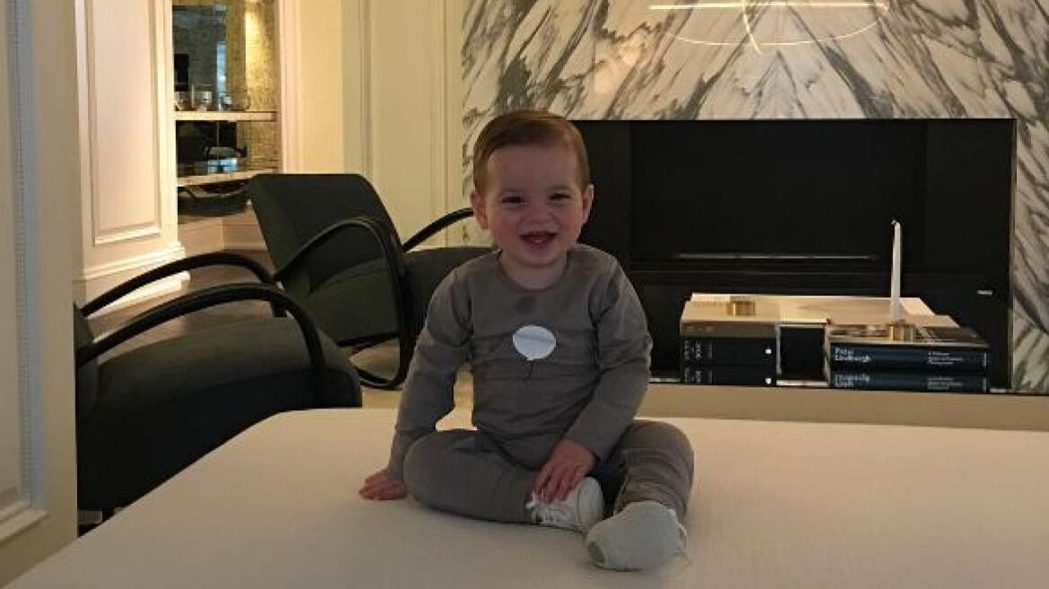 Ο μικρός γιος της Ιβάνκα Τραμπ κάνει τα πρώτα του βήματα