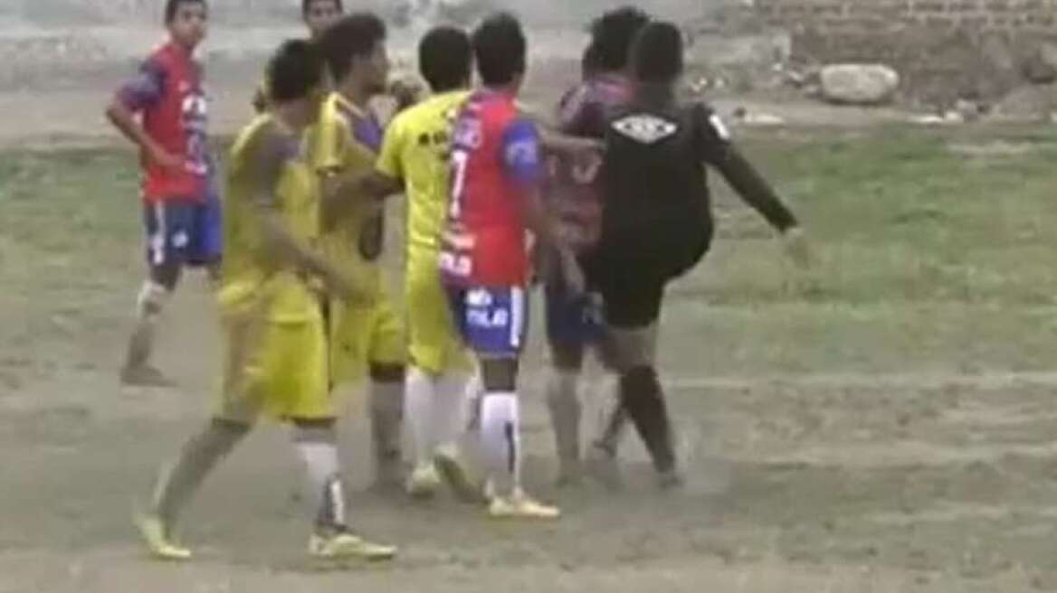 Βίντεο: Διαιτητής αποβάλει και κλωτσάει ποδοσφαιριστή!