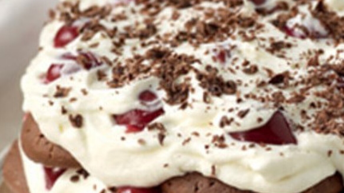 Τούρτα με σοκολατένια cookies, κρέμα και κεράσια