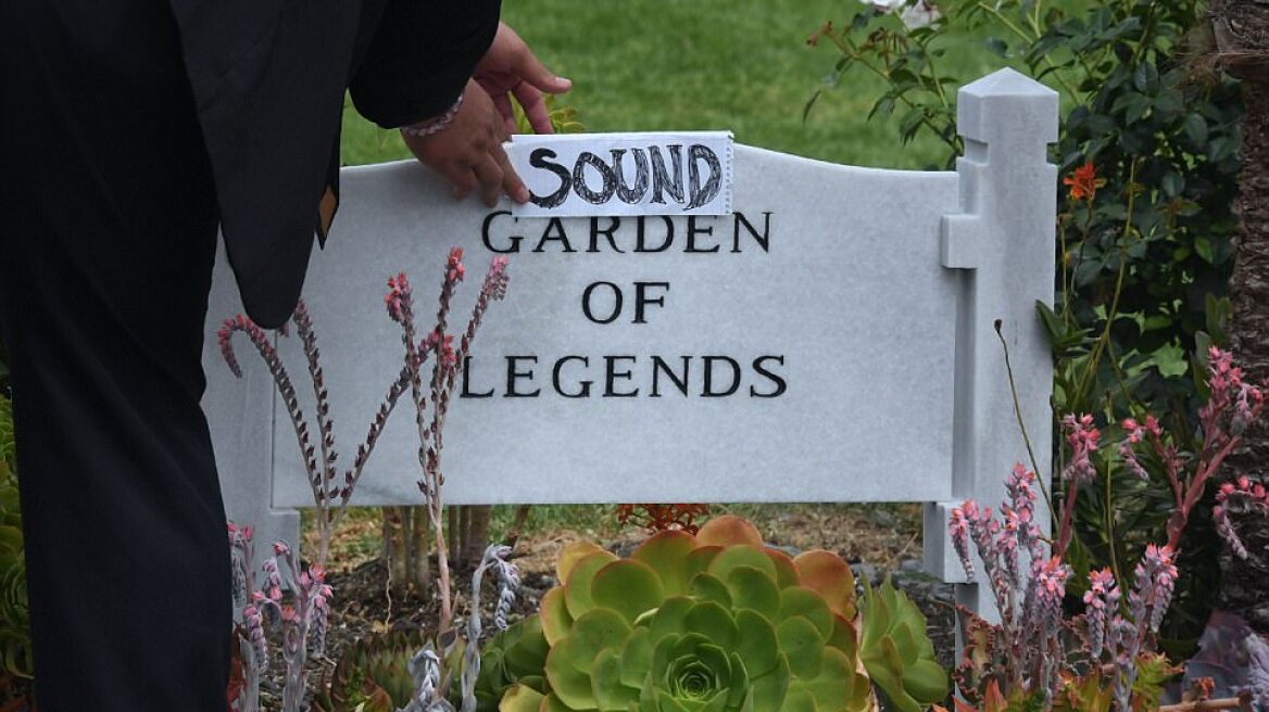  Rock royalty & celebrities says goodbye to Chris Cornell