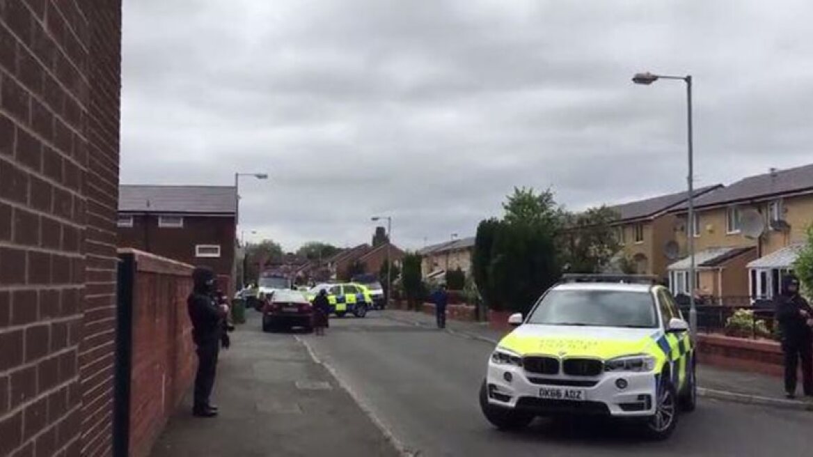 Explosion heard and armed police seen in Moss Side, Manchester, as house raided (PHOTOS) (Upd2)