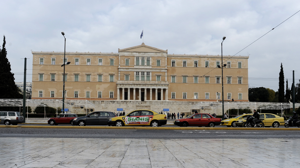 Αυτά είναι τα αυξημένα μέτρα στη Βουλή μετά την επίθεση στον Παπαδήμο