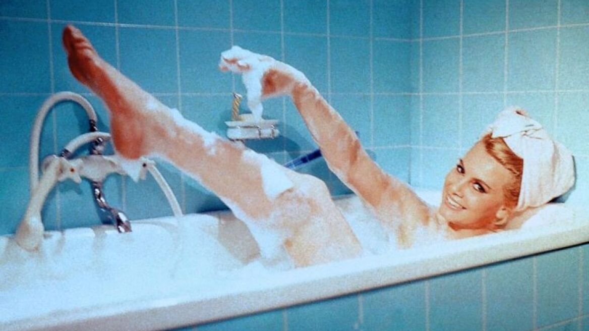 «Έφυγε» από τη ζωή η Molly Peters, το πρώτο κορίτσι του James Bond