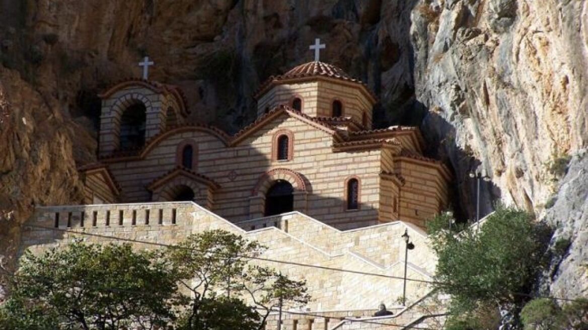 Μεσολόγγι: Με σχοινί και κόλλα «ψάρευαν» χρήματα από τα παγκάρια δυο μονών