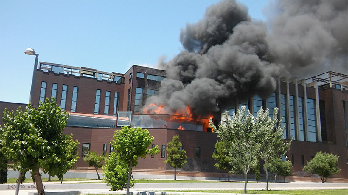 Υπό έλεγχο η φωτιά στο νυχτερινό κέντρο «ACRO» στο Γκάζι