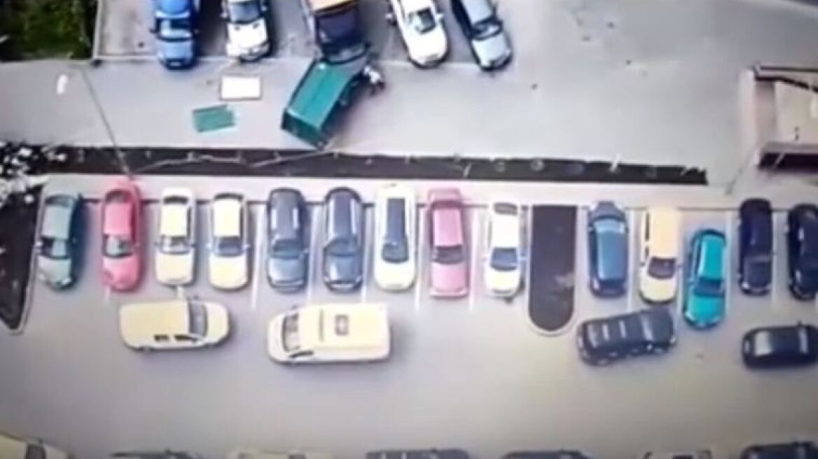Βίντεο: Γιγαντιαίος κάδος εκτοξεύται από τον άνεμο και καταπλακώνει άνδρα... που γλιτώνει από θαύμα