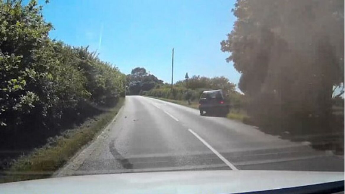 Το απίθανο κράξιμο της μητέρας σε απρόσεκτο οδηγό (vid)